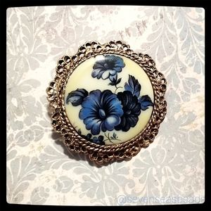 💘1960s Porcelain Victorian Revival Brooch